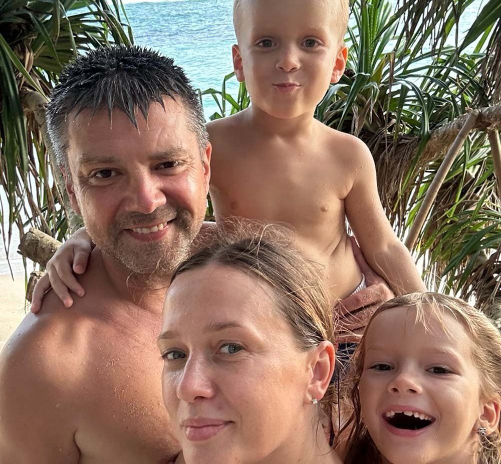 Организаторы тура с семьей